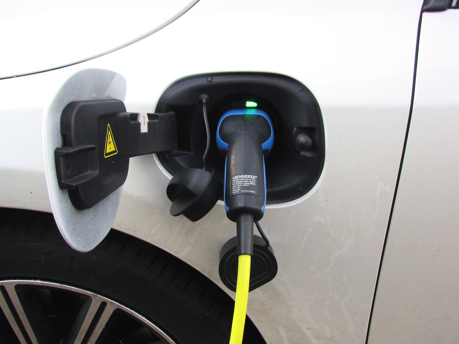 a plug in an electric car