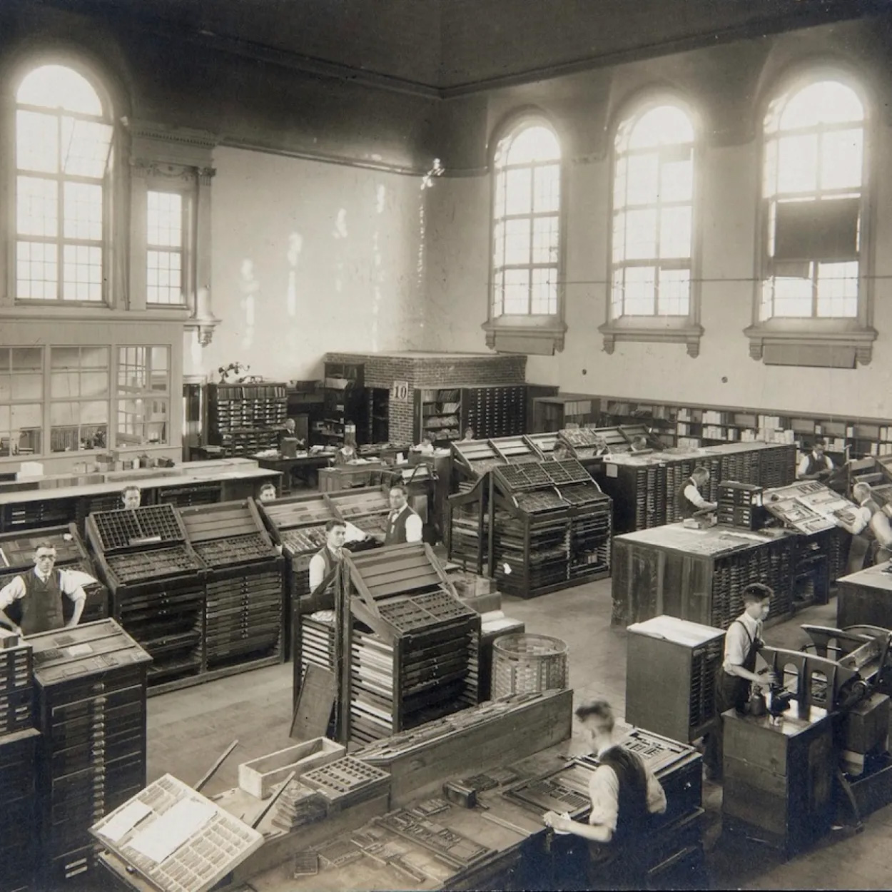 A black and white photos of a printing press